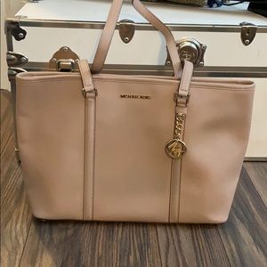 Commuter Michael Kors pale pink laptop purse